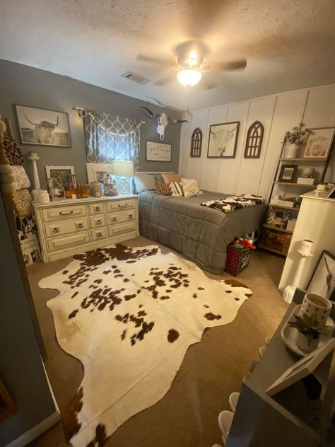 Big Bedroom Ideas Western, Western Horse Room Ideas, Western Style Bedroom Decor, Barn House Bedroom Ideas, Boho Western Dorm Room Ideas, Bedroom Country, Western Bedroom Ideas Small Room, Country Room Colors, New Room Ideas Bedrooms For Teens