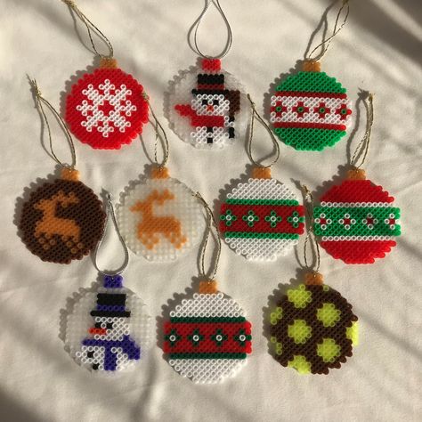 Hama Beads Christmas Tree, Hama Beads Christmas Ornaments, Christmas Bead Art, Christmas Tree Perler Beads, Christmas Perler Beads Ornaments, Hama Beads Patterns Christmas, Christmas Hama Beads, Perler Beads Christmas, Perler Bead Ornaments Pattern