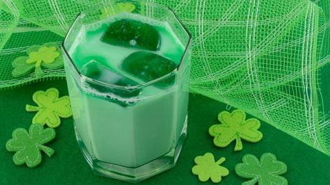 17 Green Cocktails And Mocktails For Your St. Patrick's Day Festivities Easy Leprechaun Tricks, Leprechaun Pranks, Leprechaun Tricks, Green Cocktails, Pranks To Pull, Green Pancakes, Brandy Alexander, Green Breakfast, Pranks For Kids