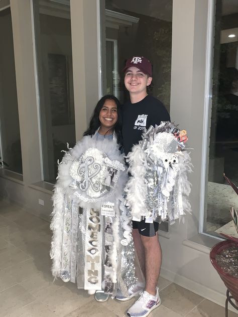 senior mum and garter Mum And Garter Homecoming, Homecoming Date Ideas, Garter Mum, Asking To Homecoming, Homecoming Dates, Senior Homecoming, Mum Ideas, Homecoming Garter, Senior Guys