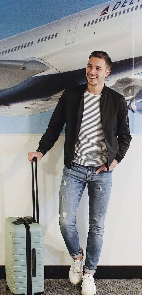 Mens Airport Style, Airport Outfit Men, Airport Outfit Spring, Comfortable Travel Outfit, Sweatpants And Hoodie, Airport Fits, Outfits Hombre, Mens Fashion Smart, Mens Fashion Urban