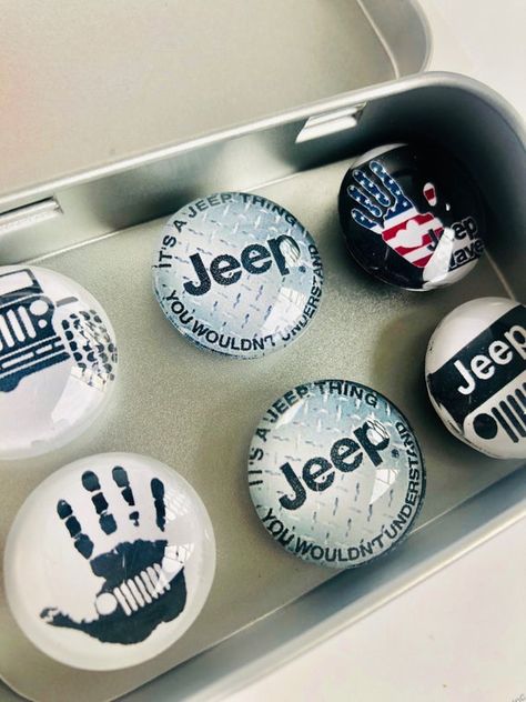 Jeep Ornament, Jeep Crafts, Work Gift Exchange, Jeep Merchandise, Jeep Keychain, Jeep Quotes, Diy Jeep, Jeep Things, Gifts For Personal Trainer