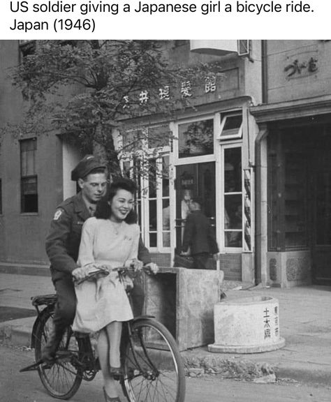 40s Aesthetic, 1950s Love, Couples Vintage, Old Fashioned Love, Heartwarming Pictures, Bicycle Ride, Love And, Vintage Couples, Old Couples