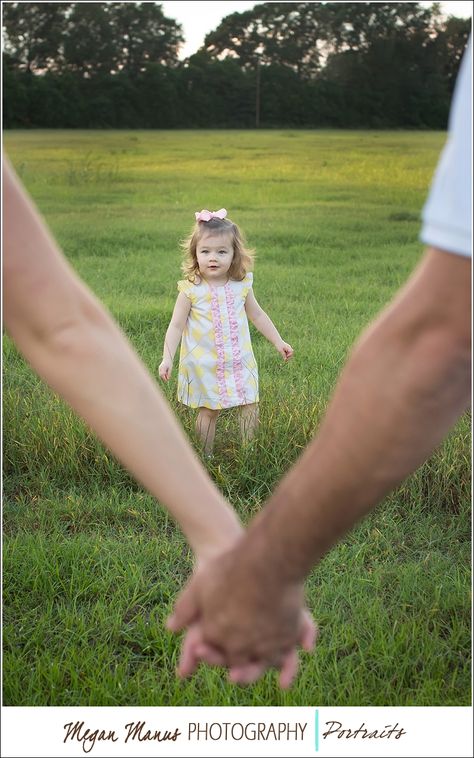 Family photography Autumn Family Photos, Backgrounds Photography, Ideas For Photography, Family Photos With Baby, Elbow Length Gloves, Photos With Dog, Family Picture Poses, Photoshoot Studio, Pink One Piece