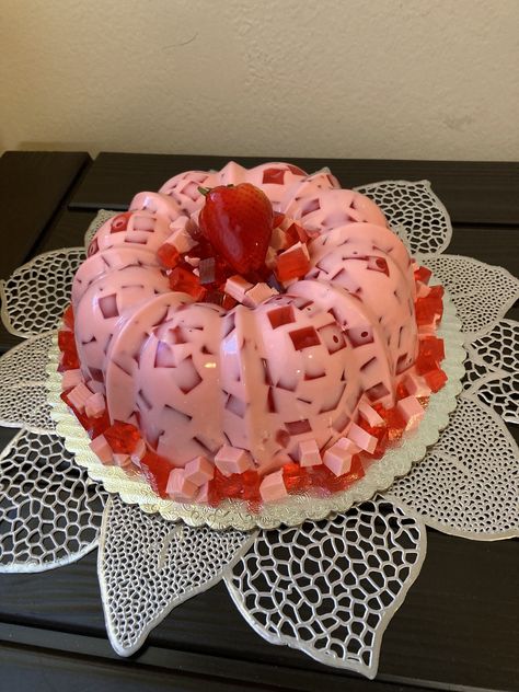 Strawberry Jello Dessert, Sweet Baby Shower Ideas, Jello Dessert, Mexican Sweet Breads, Mini Pastries, Jello Cake, Gelatin Recipes, Strawberry Shortcake Party, Jello Desserts