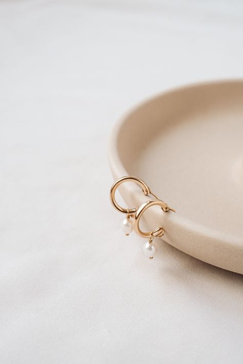 Product Photography Ideas Jewelry Set Design, Simple Jewelry Photography, Simple Jewelry Photography Ideas, Ways To Photograph Jewelry, Accessories Product Photography, Jewelry Props Photography, Minimalist Jewelry Photography, Props For Jewelry Photography, Jewelry Minimal