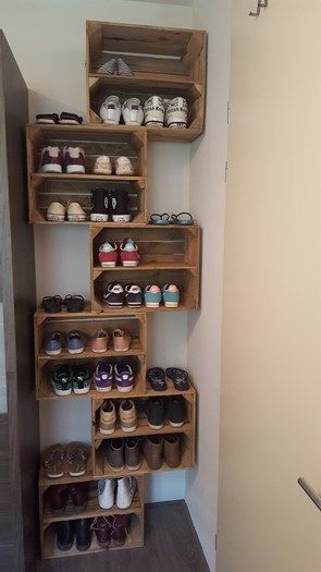 Shoe Storage Small Space, Diy Shoe Rack, Hiasan Bilik Tidur, Dekor Diy, Shoe Storage Cabinet, Wooden Crates, Mud Room, Book Shelf, Pallet Furniture