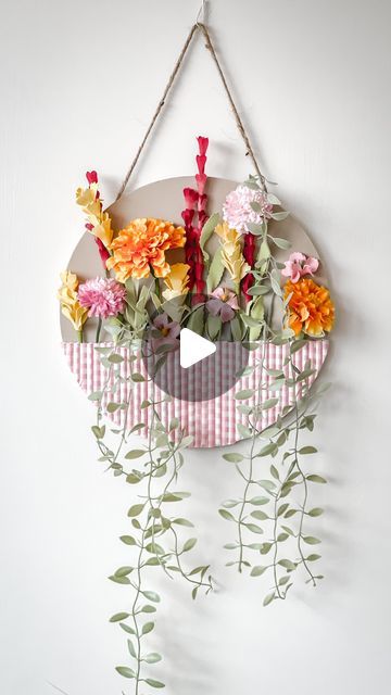 Katie | Crafter and Felt Enthusiast on Instagram: "DIY Floral wall decor! Using paper straws and a wood round make this super simple and sweet floral craft!  I loved my Valentine wall hanging, but I’m trading it in for this bright colored wildflower inspired one. Hopefully these cheerful blooms will encourage spring to come a little sooner😆" Round Wall Decor Ideas, Paper Crafts For Wall Decoration, Diy Wall Hanging Crafts Room Decor, Wall Decoration Ideas With Paper Diy, Spring Crafts For Adults Diy, Door Hanging Ideas, Wall Hanging Diy Paper, Floral Wreath Diy, Diy Floral Wall