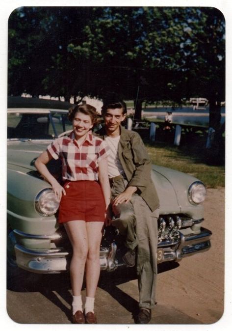 42 Intimate Photos of Young Couples in the 1950s ~ vintage everyday 50s Couple, 1950s Couple, Photos Of People, Vintage Couples, Intimate Photos, Old Car, Photo Couple, 50s Fashion, 1950s Fashion