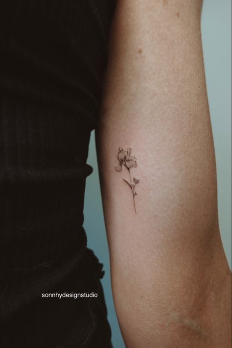 Bodypainting, Tiny Flower Hand Tattoo, Delicate Iris Tattoo, Fineline Iris Tattoo, Inner Bicep Tattoo Flower, Small Fine Art Tattoo, Microrealism Tattoo Flower, Bicep Fine Line Tattoo, Iris Hip Tattoo