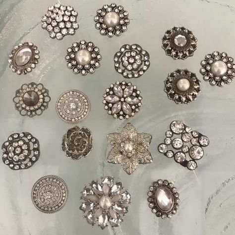 Silver mirror rosettes Antique Mirror With Rosettes, Mirror Tile Ideas, Mirror Rosettes, Wall Art Ideas Aesthetic, Art Bedroom Aesthetic, Art Ideas Aesthetic, Antique Mirror Tiles, Garden Room Ideas, Hallway Mirror