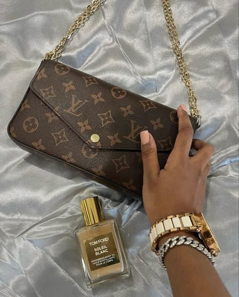 Bags And Purses, Lv Bag Aesthetic, Designer Shoulder Bag, Designer Bags Aesthetic, Designer Handbags Aesthetic, Hand Bag, Hand Bags, Pochette Louis Vuitton, Sac Louis Vuitton