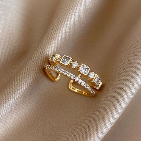 📍Round Ring Women's Fashion Luxury🤍 👉🏻To order through 📌the website:https://www.jewelglamour.com/collections/rings/products/2022-korean-new-exquisite-geometric-round-ring-womens-fashion-luxury-zircon-finger-ring-simple-temperament-versatile-jewelry 📌 For more info WhatsApp: +44 7460 779657 📌Facebook: https://www.facebook.com/profile.php?id=61556939033801 📌 Instagram : https://www.instagram.com/official.jewelglamour/ #jewelry #jewellery #jewelrylover #jewellerylover #pandorabracelet #pa... Star Cross, Womens Rings Fashion, Hollow Heart, Versatile Jewelry, Wedding Party Jewelry, Unusual Jewelry, Geometric Ring, Finger Rings, Rings For Girls