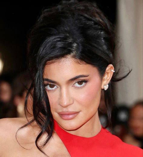 Kylie Jenner Side Part, Kylie Updo Hairstyles, Kylie Jenner Bun, Kylie Jenner Updo, Kendall Jenner Hair Updos, Kylie Jenner Hair Up Do, Kylie Jenner Hair Up, Kendall Jenner Hair Slicked Back Bun, Kendall Jenner Hair Met Gala 2024