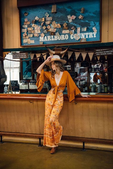 Groovy Party Outfits 70s Fashion, Floral 70s Outfit, Boho 70s Dress, 70s Inspired Outfits Disco, Boho 60s Fashion, 79s Inspired Outfits, 70s Pants Women, 70s Fashion Summer Outfits, Cute 70s Outfits Party