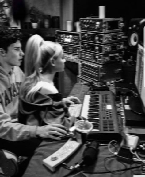 Singer Behind The Scenes, Music Couple Aesthetic, Party Night Club Aesthetic, Famous Lifestyle, Ariana Instagram, Music Studio Room, Dream Music, Artist Aesthetic, Future Lifestyle