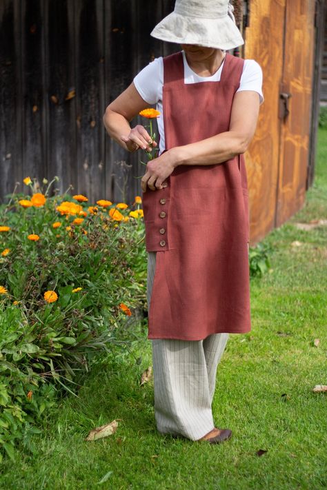 Garden Outfit Aesthetic, Gardener Clothes, Tabard Apron, Painting Outfit, Apron Garden, Garden Wear, Gardening Clothes, Harvest Apron, Cobbler Aprons