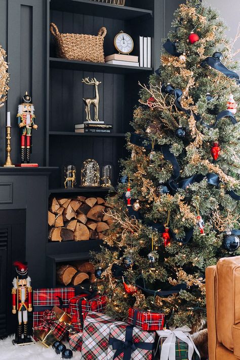 17 Christmas Color Schemes That Go Beyond Red and Green Red And Gold Christmas Tree, Blue Christmas Decor, Blue Christmas Tree, Gold Christmas Decorations, Traditional Christmas Tree, Christmas Tree Inspiration, Red Christmas Tree, Beautiful Christmas Trees, Gold Christmas Tree