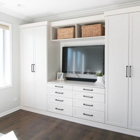 Tv In Closet Ideas Bedrooms, Closet With Tv In The Middle, Built In Wardrobe With Tv, Closet Con Tv, Built In Bedroom Cabinets, Bedroom Wall Units, Bedroom Built Ins, Bedroom Built In Wardrobe, Small Bedroom Storage