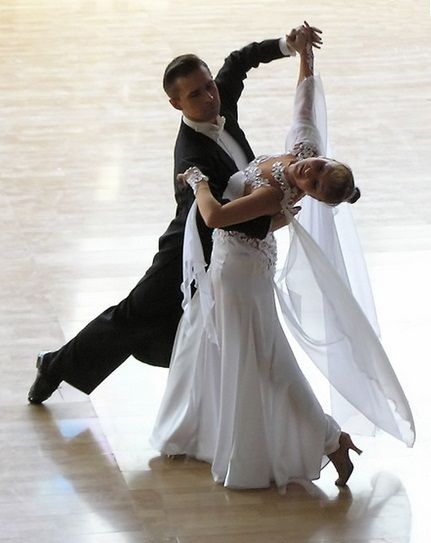 Learn how to waltz Waltz Pose, Dancing Pose Reference, Standard Dance Dress, Waltz Dance, Mountain Weddings, Dance Lover, Dance Lessons, Dance Tips, Ballroom Dress