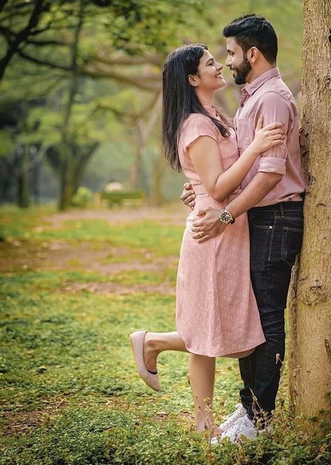 Outdoor Shoot Dress Ideas, Pre Wedding Casual Photo Ideas, Couples Dresses Matching Casual, Pre Wedding Shoot Outfit Ideas Indian, Pre Wedding Outfits Couple Photos, Pre Wedding Photo Shoot Dress Ideas, Couple Prewedding Poses, Post Wedding Poses Outdoor, Copal Poses