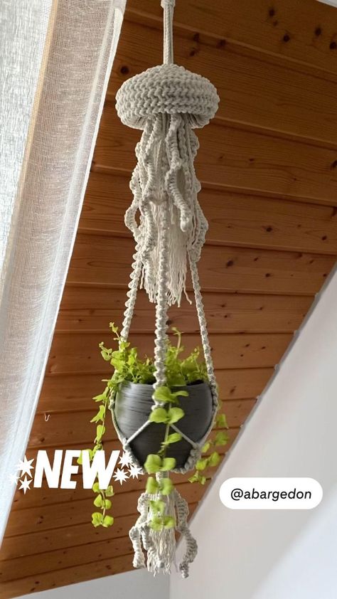 Jellyfish Plant, Macrame Jellyfish, Plant Hanger Tutorial, Plant Hanger Pattern, Crochet Plant Hanger, Hantverk Diy, Macrame Plant Hanger Tutorial, Macrame Plant Hanger Patterns, Macrame Knots Tutorial