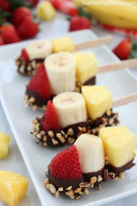 Easy Banana Split Bites make a great snack. Why stick to one chocolate dipped fruit when you can have three altogether? Banana Split Bites, Healthy Finger Foods, Chocolate Dipped Fruit, Taco Time, Party Finger Foods, Tasting Party, Läcker Mat, Fruit Dessert, Summer Snacks