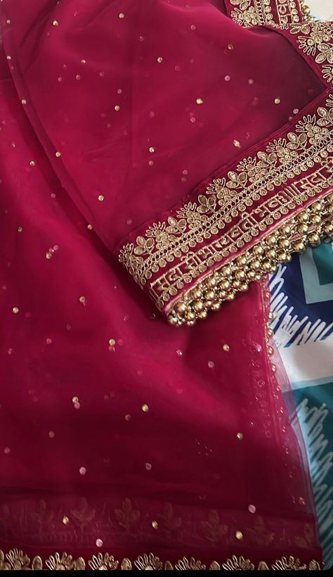 Nikah Red Dupatta, Bridal Chunari Indian Weddings, Bridal Duppta Design Ideas, Heavy Bridal Dupatta Designs, Chunari Dupatta, Heavy Dupatta Designs Unique, Chunni Designs, Bridal Dupatta Designs, Bridal Chunni