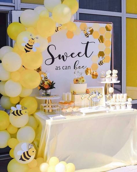 Bos Baby, Baby Shower Unique, Unique Baby Shower Themes, Sweet As Can Bee, Girl Shower Themes, Honey Bee Baby Shower, Boy Baby Shower Ideas, Baby Shower Theme Decorations, Baby Shower Yellow