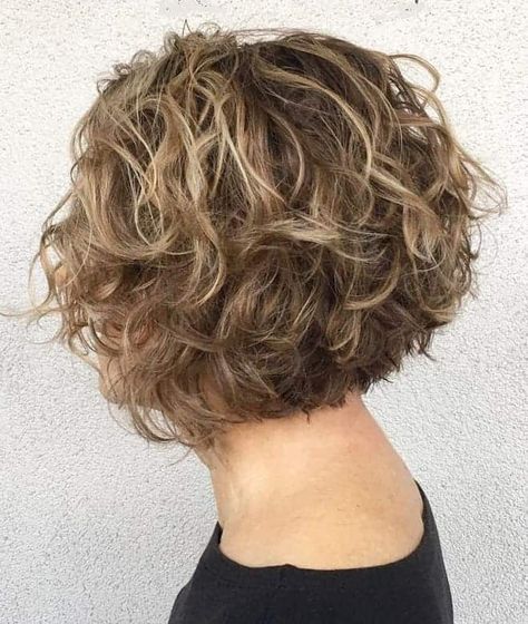 Kręcony Bob, Curly Stacked Bobs, Short Curly Bob Hairstyles, Κούρεμα Bob, Tan Skin Blonde Hair, Stacked Haircuts, Stacked Bob Hairstyles, Bob Haircut Curly, Stacked Bob