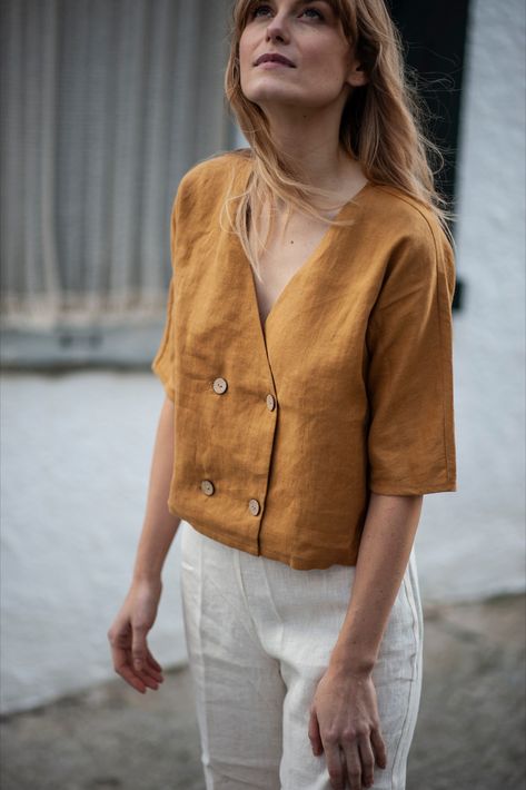 Our top 5 effortless and comfy clothing options for travelling all around the globe & back. Breathable fabric that dries fast and doesn’t require ironing! Because we all want to look effortlessly amazing during out trips, don’t we? Linen Top Women, Linen Crop Top, Linen Fashion, Simple Shirts, Linen Blouse, Linen Top, Linen Dresses, Linen Clothes, Lithuania