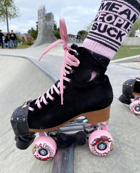 Roller Skate Set Up, Black Roller Skates Aesthetic, Roller Skater Girl Aesthetic, Roller Derby Aesthetic, Roller Skates Aesthetic, Black Sailor Moon, Roller Skates Fashion, Black Roller Skates, Skater Girl Aesthetic