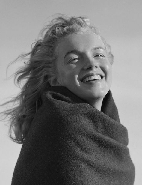 Before she was famous, Marilyn Monroe and her lover, photographer André de Dienes, traveled to Malibu beach where the 20-year-old future blonde bombshell posed for this series of photographs. Klasik Hollywood, Young Marilyn Monroe, Sherilyn Fenn, Photos Rares, Robert Mapplethorpe, Annie Leibovitz, Malibu Beaches, Richard Avedon, Marilyn Monroe Photos