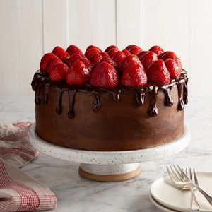 Chocolate Cake Recipe From Scratch, Cake Garnish, Strawberry Chocolate Cake, Cake Recipe From Scratch, Chocolate Strawberry Cake, Torte Recipe, Strawberry Cake Recipes, Torte Cupcake, Baking Cocoa