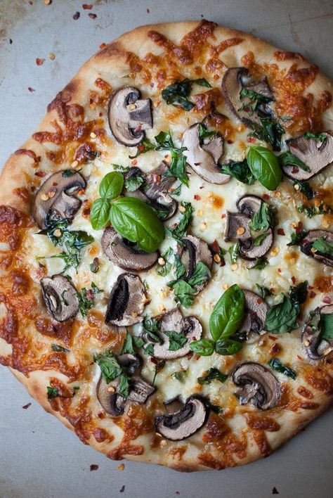 Mushroom, Garlic, & Spinach Pizza Mushroom Garlic, Pizza Life, Pizza Vegana, Spinach Pizza, Pasta Per Pizza, Garlic Spinach, Pizza Recipes Homemade, Pizza Pie, Delicious Pizza