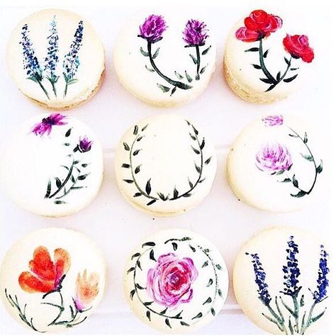 Another big wedding weekend underway!!! #macarons #Regram via @ruzecakehouse Macaroon Painting, Floral Macarons, Flower Macarons, Watercolor Macarons, Painted Macarons, Macaroon Cookies, Macaron Cookies, Paint Cookies, Cake House