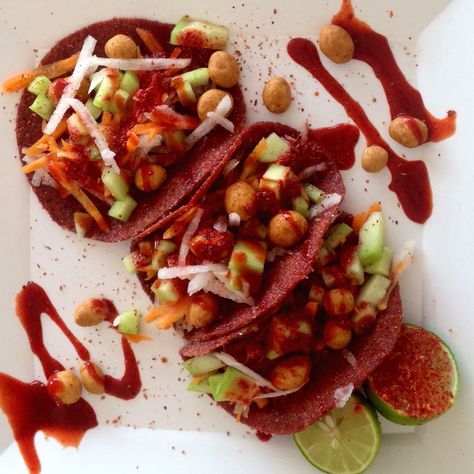 #HLo Tips: ¿Te imaginas unos tacos dulces como botana?  Prepáralos con tortilla moreliana hecha de chile y tamarindo, cacahuates japoneses, pepino picado, jícama y zanahoria rallada, bañados con salsa chamoy, chile tajín y limón.  Una experiencia que querrás probar... Munchies Snacks, Mexican Sweets, Best Lunch Recipes, Mexican Treats, Gourmet Salad, Mexican Snacks, Mexican Cooking, Mexican Dessert, Hispanic Food