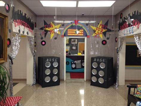 Now this is how you give a rock'n welcome to everyone who walks into your school! Great job, Hollis Hand Elementary in LaGrange, GA. Rock N Roll Float Ideas, Rock And Roll Theme Party, Festa Rock Roll, School Wide Themes, Rock Star Theme, Homecoming Floats, Rockstar Birthday, Stars Classroom, Rockstar Birthday Party