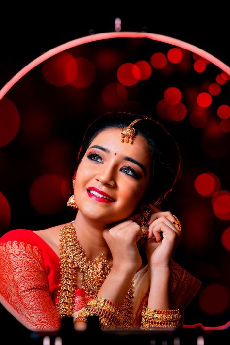 Makeup Bride Mekup Photoshoot, Bride Ring Light Photography, Ring Light Photography Bride, Ring Light Bridal Photography, Bride Makeup Pose, Bride Makeup Shoot Poses, Bride Mekup Pose, Mecup Shoot Bride, Makeup Shots Wedding