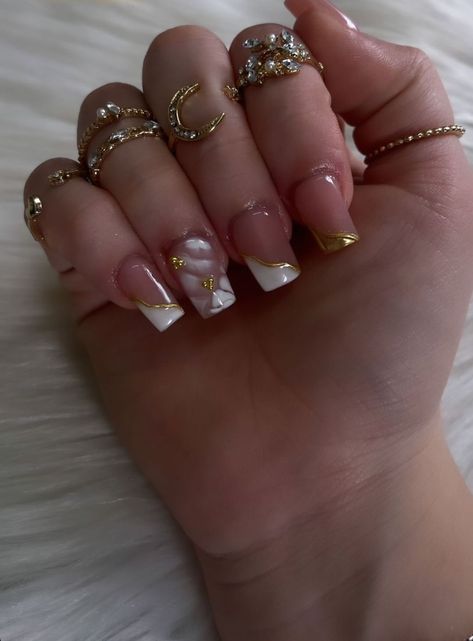 Acrylic Nails Ideas Short Square White, Short Square Gold Nails, Short Square Bling Nails, Gold And White Nails Short, White Gold Nails Design Classy, Short Gold Nail Designs, White And Gold Toe Nails, White And Gold Short Nails, Shorties Nails Color