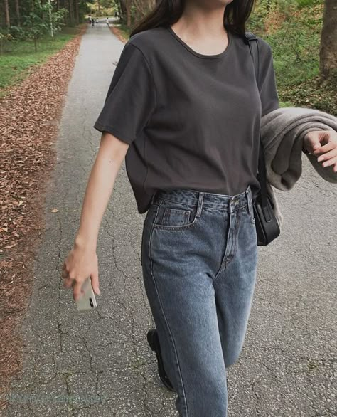 Gray Shirt Outfit Women, Grey Tshirt Outfit Woman, Grey Tshirt Outfits, Old Money Outfits Fall, Gray Shirt Outfit, Aesthetic Old Money Outfits, Oversized Tshirt Outfit, Fall 2023 Fashion Trends, Winter Outfits Fashion