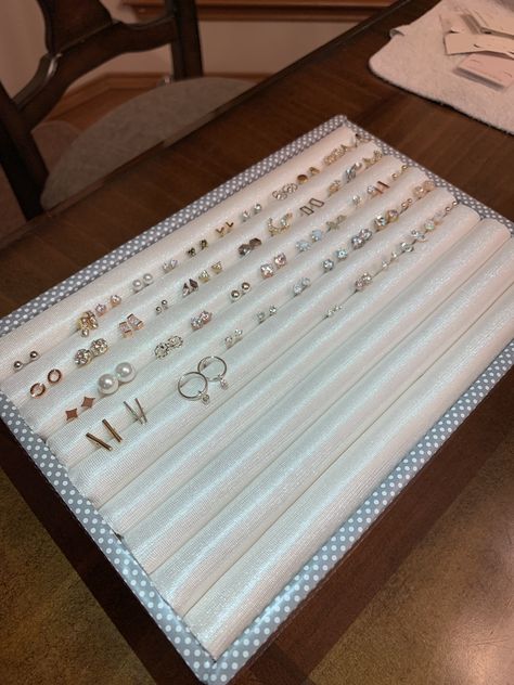 DIY jewelry holder #earrings #diy #earringholder #organizer #earringorgaziner #jewelry #ring #display #homemade #case #jewelrycase #ringholder Homemade Earring Holders, Manualidades Cute, Jewellery Making Tools, Organizer Diy, Diy Jewelry Holder, Ring Display, Jewelry Organizer Diy, Earrings Diy, Earring Holder