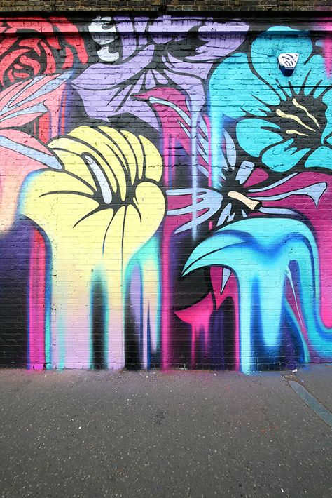 Feminine Graffiti, Graffiti Flowers Art, Street Art Graffiti Murals, Dripping Flowers, Flowers Graffiti, Flower Graffiti, Spray Paint Flowers, Painting Street Art, Collaborative Mural