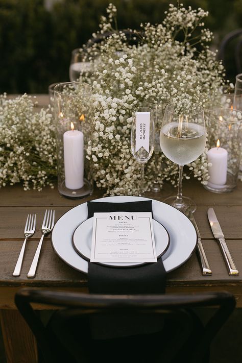 Classic Wedding Set Up, Wedding Black Theme Decor, Black White Spring Wedding, Candle Centrepiece For Dining Table, Wooden Long Table Wedding, Black Table Settings Wedding, Wedding White Tablecloth Black Napkins, White And Black Wedding Decorations, Modern Black And White Wedding Decor Table