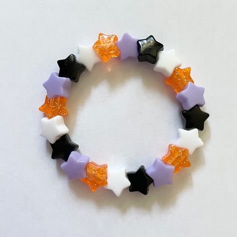 This bracelet is made of adorable star beads in Halloween colors! Made to fit up to a 7 inch wrist. If you have any questions please message me! Halloween Kandi Ideas, Halloween Kandi Bracelets, Kandi Halloween, Halloween Bracelet Ideas, Halloween Kandi, Scene Bracelets, Bracelets Kandi, Kawaii Bracelet, Pulseras Kandi