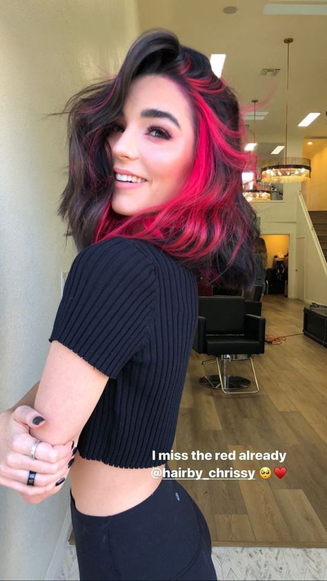 Indiana Massara, Color Block Hair, Two Toned Hair, Black Red Hair, Hair Highlights And Lowlights, Hair Color Underneath, Vivid Hair Color, Extension Hair, Side Part Hairstyles