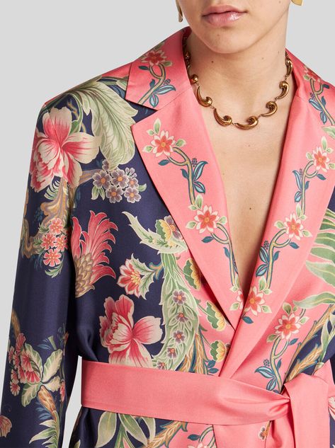 Silk twill wraparound jacket with floral print. This model features a detachable belt at the waist.• Regular fit• Classic lapels• Fastened with detachable belt• Small side slip pockets • The model is 5’10” (178 cm) tall and wears a size 40 (IT)• Made in Italy • 100% silk Denim Sweatshirt, Sets Summer, Poncho Jacket, B Fashion, Model Features, Best Wallet, Summer Prints, Belt Accessories, Fragrance Collection