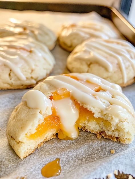 White Chocolate Peach Cookies 🍪  🍪 𝗜𝗻𝗴𝗿𝗲𝗱𝗶𝗲𝗻𝘁𝘀 🍪 1 cup unsalted butter, softened 1 cup granulated sugar 1 large egg 1 teaspoon vanilla extract 2 ½ cups all-purpose flour 1 teaspoon baking powder ½ teaspoon salt 1 cup peach preserves 1 cup white chocolate chips, melted 🍪🍪 Peach Cookies Recipe, Chocolate Covered Strawberry Cake, Triple Chocolate Mousse Cake, Peach Cookies, Chocolate Poke Cake, Peach Preserves, Cream Cheese Muffins, Lime Cheesecake, Ice Cream Floats