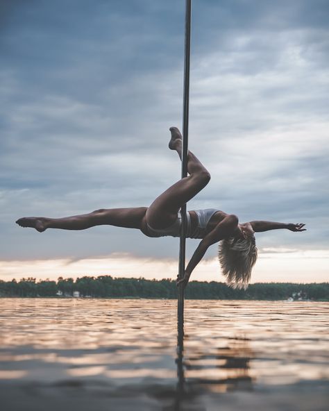 Pole Dancing Moves, Pole Poses Photo Shoots, Pole Photoshoot, Dance Goals, Pole Fitness Inspiration, Dancing Moves, Pool Dance, Dance Pose, Dance Inspiration