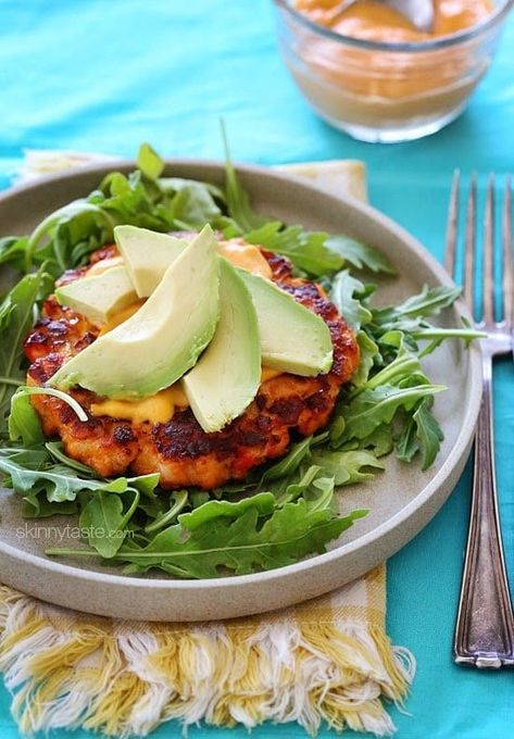 Some burgers are just meant to be eaten without a bun. These delicious, omega-packed, naked salmon burgers with sriracha mayo are the perfect example! Salmon Burger, Sriracha Mayo, Skinny Taste Recipes, Think Food, Food Tasting, Eat Smarter, Seafood Dishes, Sriracha, Salmon Recipes